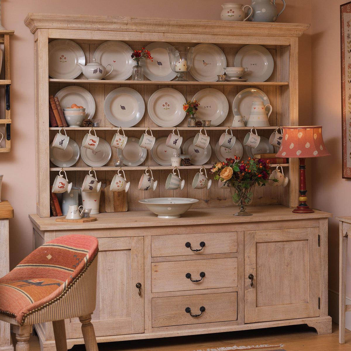 overlay=With Central Drawers
