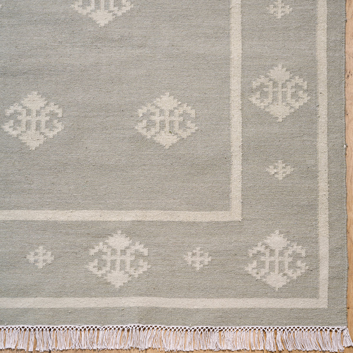 Silver Mist Fleur de Lis - Hand-woven Kilim