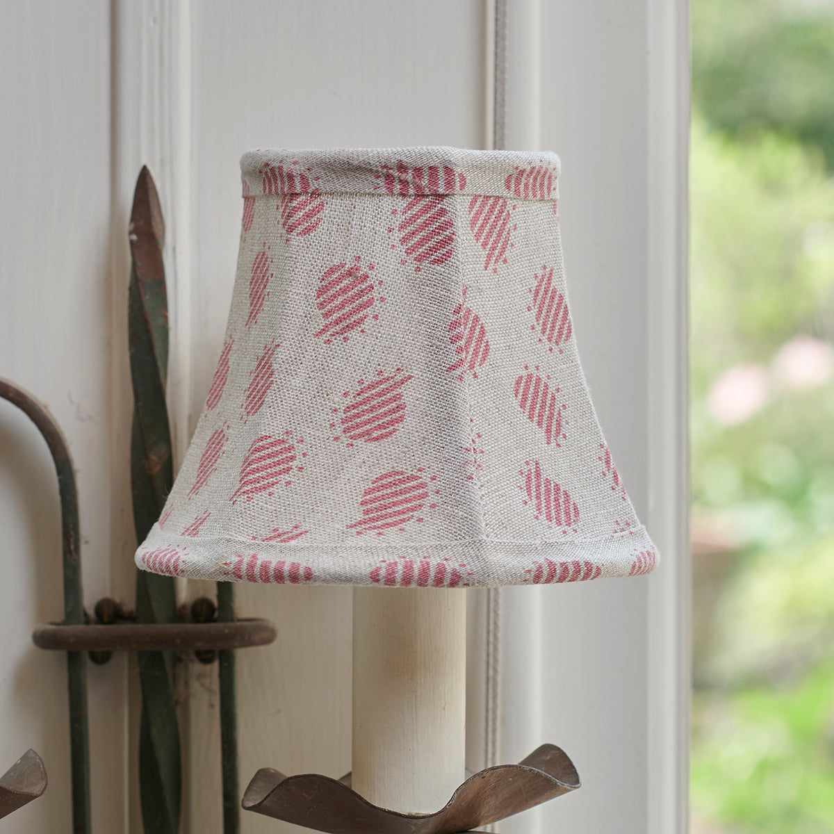Rose Nina linen clip-on lampshade on a wall bracket, light switched off